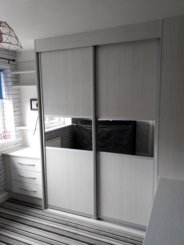 Hacienda white and mirro with white gloss unit fronts